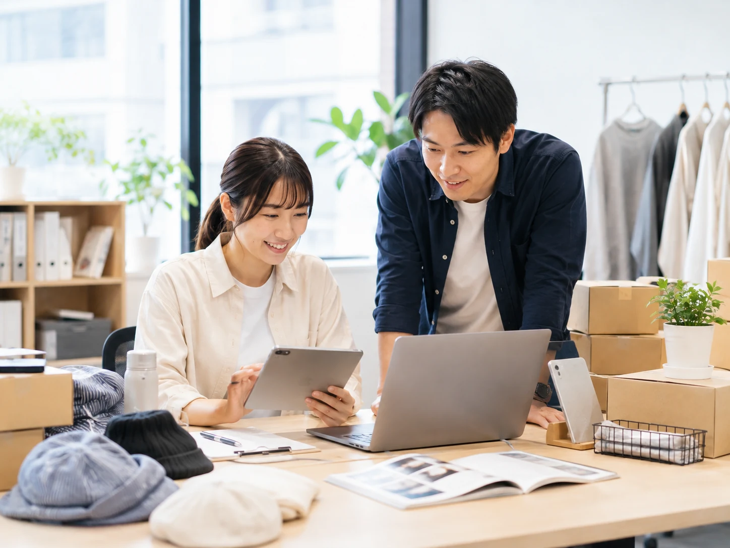 商品企画・EC運営の打ち合わせを表現したイメージ